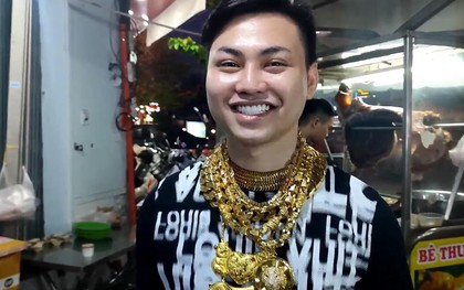 Cậu chủ quán lẩu bò mê vàng từ nhỏ, chăm chỉ làm ăn sắm gần 80 cây vàng đeo kín cổ