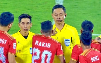 Trọng tài Ngô Duy Lân bị “bao vây” khi làm nhiệm vụ ở AFC Cup