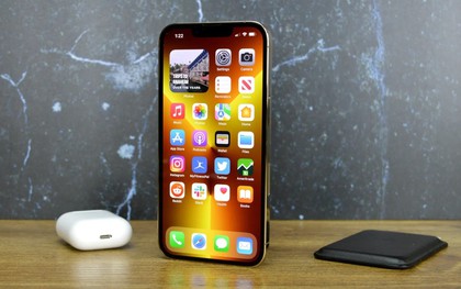 Apple đang có một “lỗ hổng” 500 USD trong dải sản phẩm của mình và các hãng Android đang thi nhau lấp đầy chỗ trống