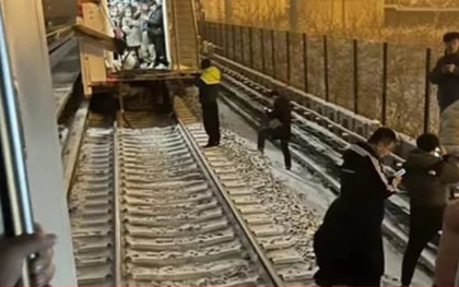 Tàu điện ngầm Bắc Kinh đứt toa giữa đường, 30 người bị thương