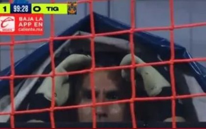 Bị đuổi khỏi sân, thủ môn “ảo thuật gia” ngụy trang xem đội nhà thua trận