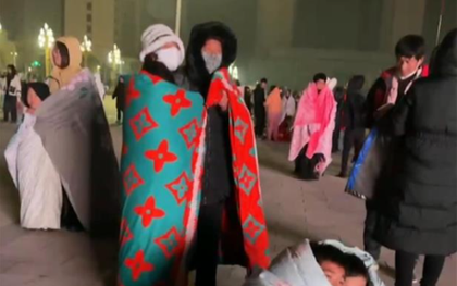 Động đất ở Trung Quốc: Nạn nhân run rẩy kể lại phút tháo chạy dưới cái lạnh -14 độ, hàng ngàn người mất sạch nhà cửa sau vài phút