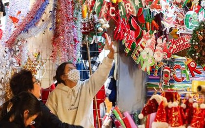 Khách xem nhiều hơn mua, thị trường đồ trang trí Giáng sinh ở Hà Nội ''cảm lạnh''