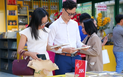 Hàng trăm người tham quan, mua sách trong ngày khai trương Đường sách TP Thủ Đức