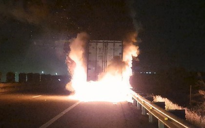Xe đầu kéo bốc cháy ngùn ngụt kèm nổ lớn trên cao tốc TPHCM - Trung Lương