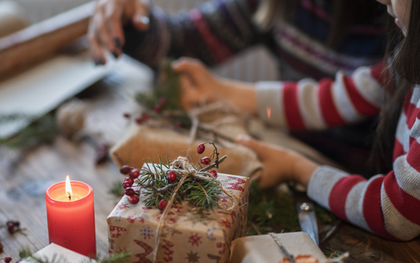 Những truyền thống Giáng sinh: Từ nụ hôn dưới cây tầm gửi đến món quà dưới cây thông