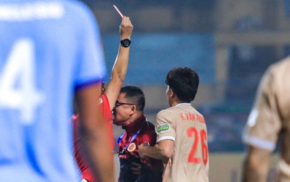 HLV Trần Tiến Đại lao vào sân phản ứng trọng tài, nhận thẻ đỏ cũng không chịu rời sân
