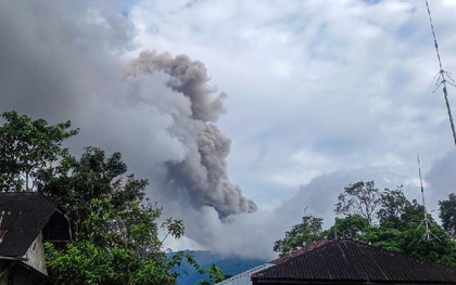 Núi lửa bất ngờ phun trào ở Indonesia khiến 11 người leo núi thiệt mạng