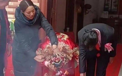 Đang bái đường thành thân, người cô bất ngờ làm hành động chứa đựng ý nghĩa "thâm thúy" khiến cô dâu tái mặt, chú rể giận dữ trừng mắt