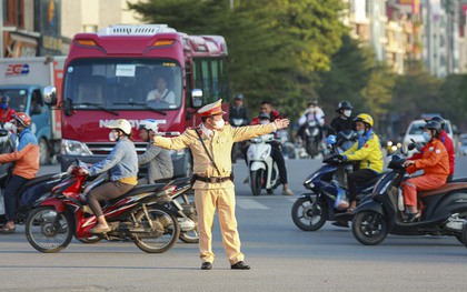 Hà Nội: CSGT căng mình phân luồng, điều tiết giao thông giờ cao điểm