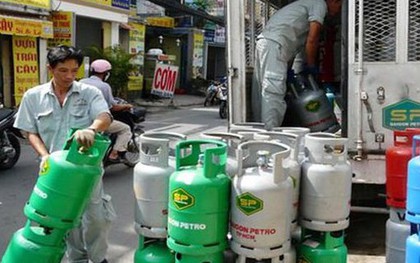 Giá gas tăng mạnh, gần 500.000 đồng/bình 12 kg