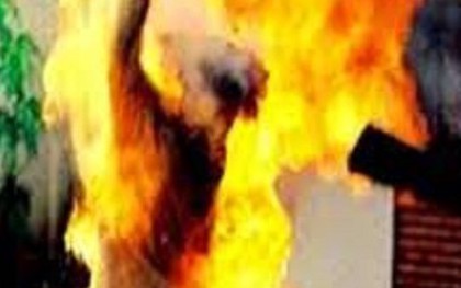 Chồng cũ đổ xăng lên người vợ đốt, cả 2 bỏng nặng
