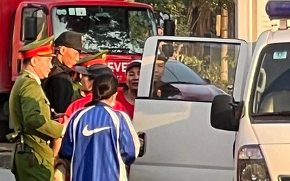 Giấu pháo sáng trong người, CĐV Hải Phòng bị đưa lên đồn công an