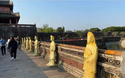 Huế: Thu hồi tượng lạ đặt trước Ngọ Môn khiến du khách giật mình