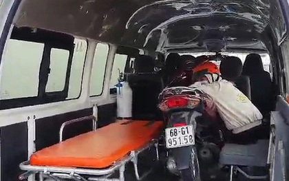 Cô gái đi xe máy lạc vào đường cao tốc được xe cứu thương chở ra ngoài