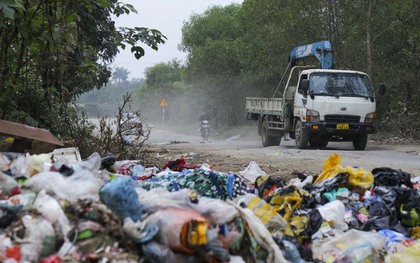 Hà Nội: Người dân dựng lán, chặn xe vào bãi rác Xuân Sơn khiến hàng nghìn tấn rác ùn ứ
