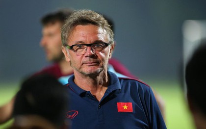 Nhà báo Hàn Quốc lo cho HLV Troussier: "Kế nhiệm của ông Park áp lực lắm"