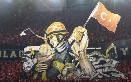 CĐV Thổ Nhĩ Kỳ tri ân các đoàn cứu hộ nạn nhân động đất ngay trên sân bóng