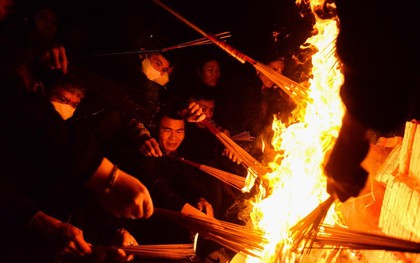 Người dân háo hức xin lửa "lấy đỏ", mong mọi điều may trong năm mới