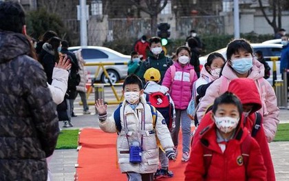 Trung Quốc: Nhiều lớp học phải đóng cửa vì COVID-19, cúm, virus nôn mửa
