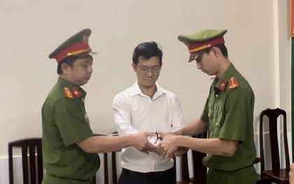 "Cố vấn pháp lý" của bà Phương Hằng xộ khám vì lá đơn của ca sĩ Vy Oanh