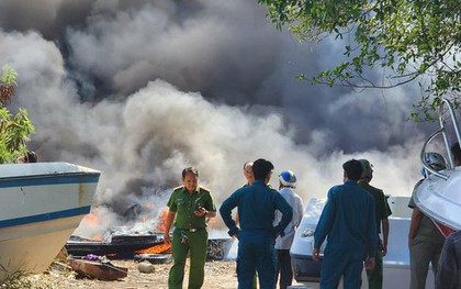 Cháy dữ dội ở bãi cano ven sông Sài Gòn, nhiều phương tiện bị thiêu rụi