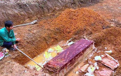 Đào móng làm nhà, phát hiện quan tài cổ "trong quan ngoài quách"