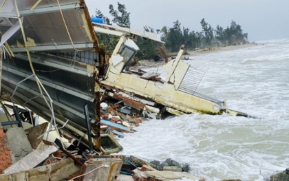 Cận cảnh sóng đánh sập nhà cửa, "nuốt chửng" bờ biển ở  Hội An