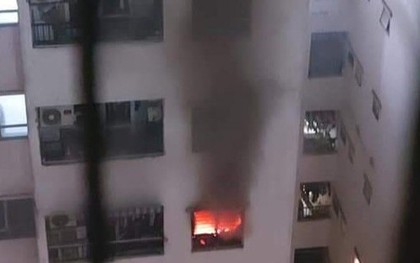 Cháy căn hộ chung cư Linh Đàm, cảnh sát hướng dẫn hơn 100 người thoát nạn