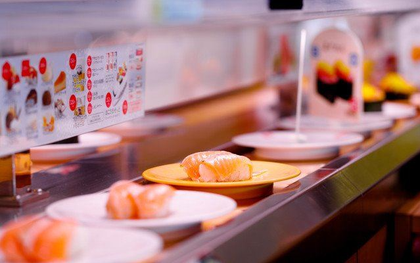 Nhà hàng sushi băng chuyền ở Nhật điêu đứng sau hành động phản cảm của thực khách, mô hình ẩm thực độc đáo có nguy cơ biến mất