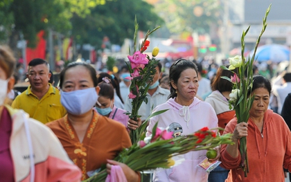 Hàng nghìn du khách thập phương viếng chùa Bà ở Bình Dương ngày Rằm tháng Giêng
