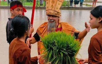 [ẢNH] "Đội mưa" lớn xem tái hiện Vua Hùng dạy dân cấy lúa