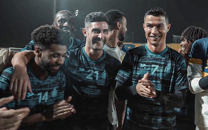 Al Nassr tặng bánh sinh nhật đặc biệt cho Ronaldo ngay trên sân tập