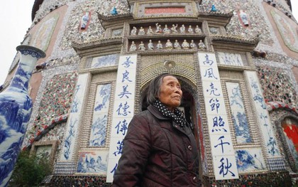 Cụ bà 90 tuổi bán hết tài sản để xây một cung điện bằng sứ, chấp nhận sống trong "túp lều nhỏ" vì ước nguyện to lớn