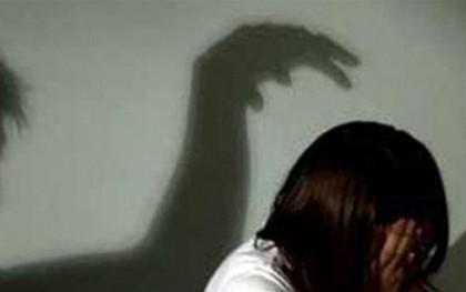 Tạm giữ gã đàn ông khoan tường để nhìn trộm phòng tắm nhà hàng xóm