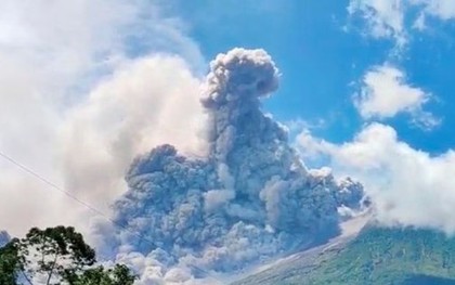 Núi lửa Indonesia phun trào dữ dội, dòng dung nham dài hơn một cây số