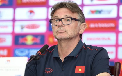 Nghe lời gan ruột của HLV Troussier, mới thấy thầy Park từng trải qua "cơn giông tố" lớn nhường nào