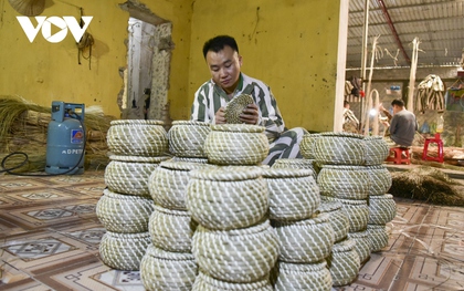 Phạm nhân nước ngoài tỉ mẩn với nghề thủ công mỹ nghệ của Việt Nam