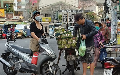 Vì sao dừa tươi rẻ bèo giữa mùa nắng nóng gay gắt?