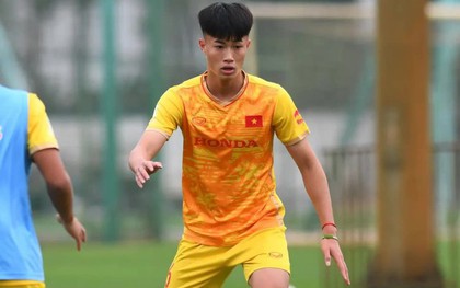 Vừa sát cánh ở U20 châu Á, đôi bạn thân Quốc Việt, Văn Trường đã phải đối đầu nhau ở U23 Việt Nam