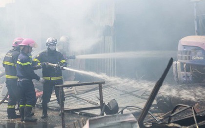 Hà Nội: Cháy lớn thiêu rụi kho vật liệu xây dựng cạnh cây xăng tại Tây Mỗ