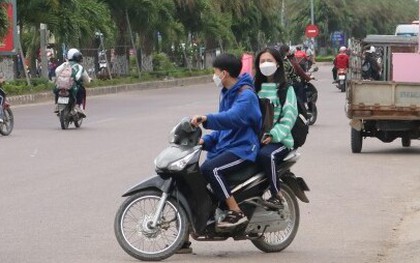 Học sinh vô tư vượt đèn đỏ, không mũ bảo hiểm "như chưa hề có luật giao thông"