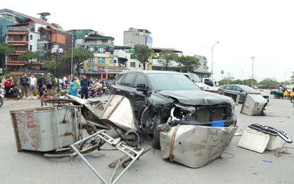 Xe ô tô trèo qua dải phân cách, lao vào hàng loạt xe rác