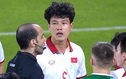 U23 Việt Nam nhận "bão" thẻ đỏ, trung vệ 2k1 ngơ ngác khi trọng tài rút nhầm thẻ