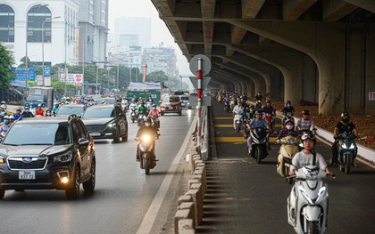 Dân phá trụ bê tông, mở lối đi vào làn mở rộng trên tuyến đường dày đặc lô cốt