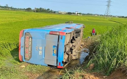 Xe khách lật nhào xuống ruộng, tài xế tử vong, nhiều người bị thương