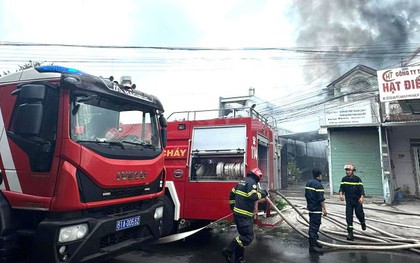 Thanh niên nghi ngáo đá dùng hung khí đâm công an rồi đốt nhà dân