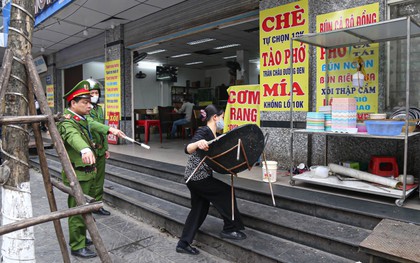 Ngày đầu Hà Nội ra quân giành lại vỉa hè, nhiều chủ cửa hàng bê đồ bỏ chạy