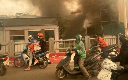 Hà Nội: Cháy lớn tại quán bia hơi ở Hai Bà Trưng, cột khói bốc cao hàng chục mét