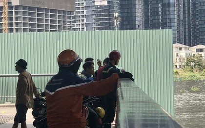 Cô gái bất ngờ rơi từ cầu Thủ Thiêm 2, người nhái đã tới